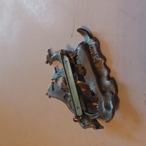 VINTAGE GIRAFFE FAMILY PIN,  SIGNED BY FABLE,NEW - Picture 2 of 3